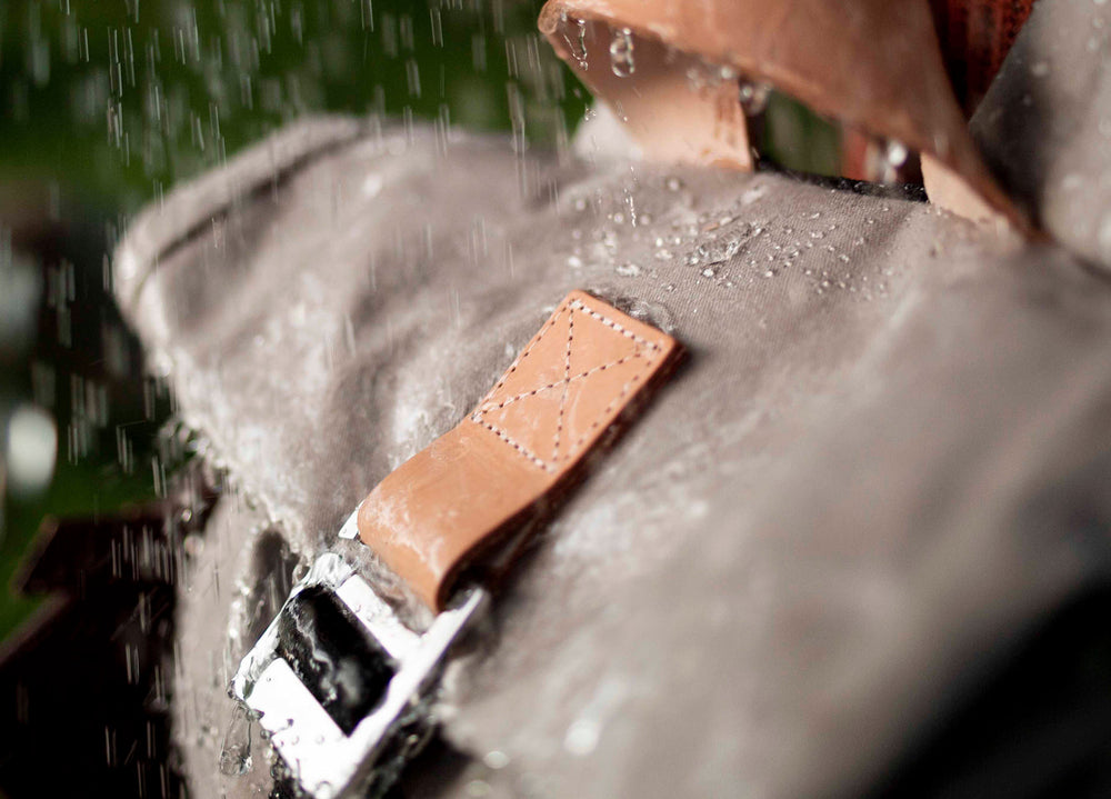 A reproofing spray for waxed cotton backpacks, shirts and caps. Fluorocarbon-free water-repellent dry finish.